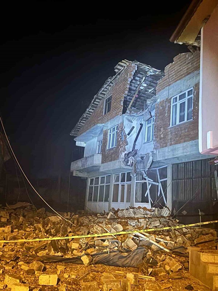  GÜNEBAKAN KÖYÜ’NDE ZEMİN SIVILAŞMASI SONUCU CAMİ YIKILDI